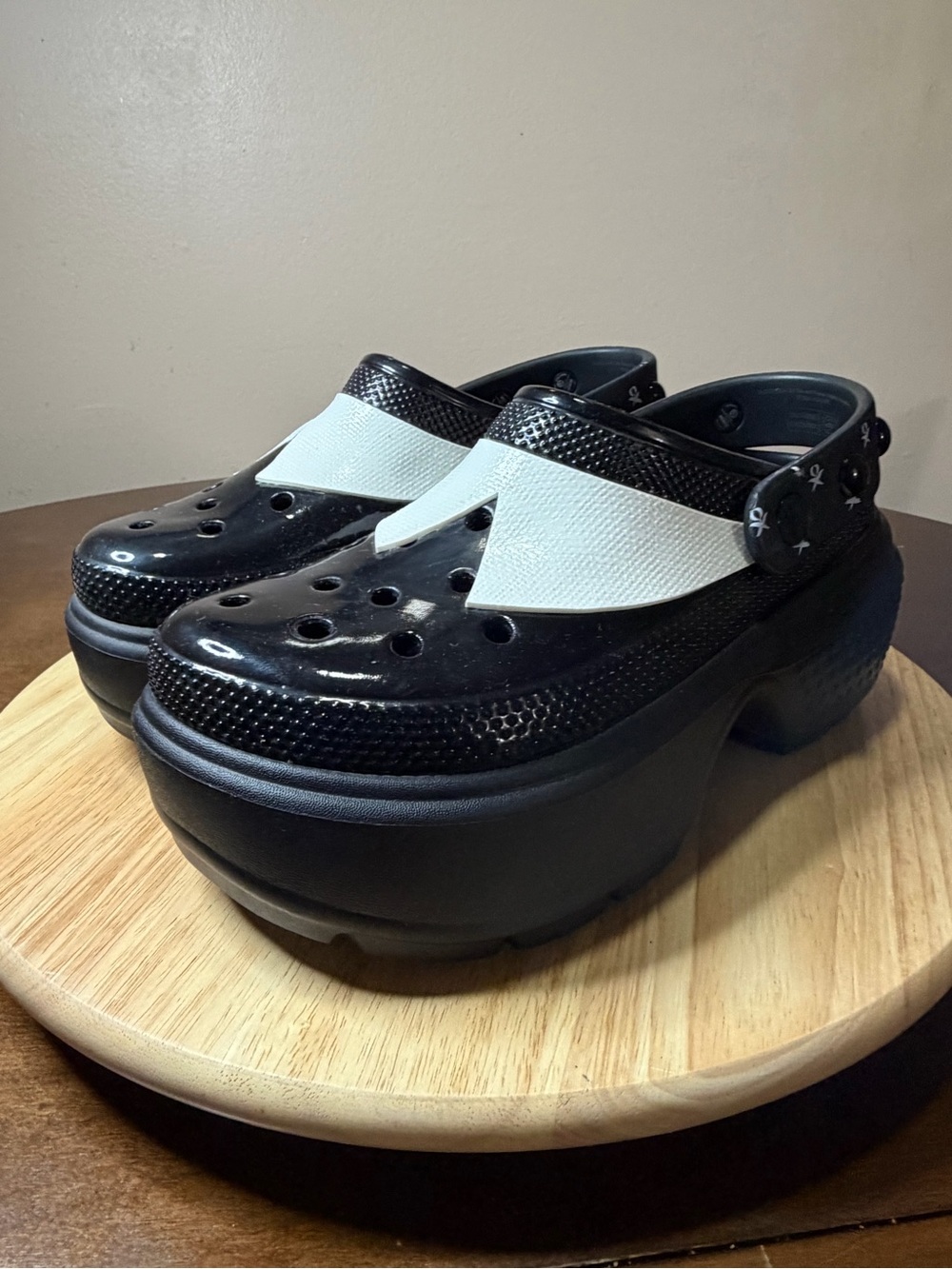 Crocs Unisex Wednesday Addams stomp clog